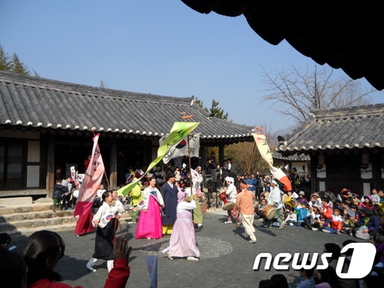 최참판댁 에서 주말 문화공연으로 마당극이 펼쳐지고 있다.© News1