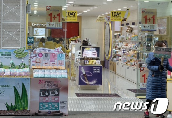 지난 3일 오후 서울 명동거리의 화장품 전문 매장. 2017.3.3/뉴스1 © News1 이재명 기자