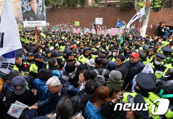 박근혜 전 대통령의 구속 전 피의자심문(영장실질심사)이 열리는 30일 오전 서울 삼성동 박 전 대통령 자택 앞 차도를 점거한 지지자들이 경찰 병력과 충돌하고 있다. 2017.3.30/뉴스1 © News1 이재명 기자