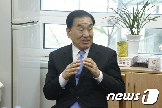 30일 늘푸른한국당 대선주자 이재오 후보가 대전시의회 기자실에서 기자회견을 갖고 있다. © News1