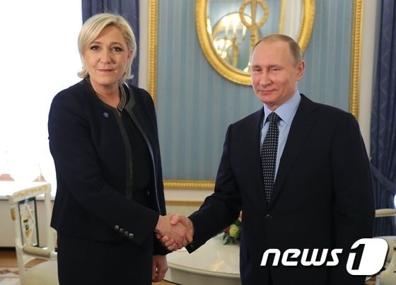 프랑스 국민전선 대선후보 마린 르펜(왼쪽)과 블라디미르 푸틴 러시아 대통령. © AFP=뉴스1