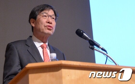3월 서울 여의도 NH투자증권 대강당에서 열린 포스코 'CEO포럼'에서 권오준 회장이 기조발언을 하고 있다./뉴스1 © News1