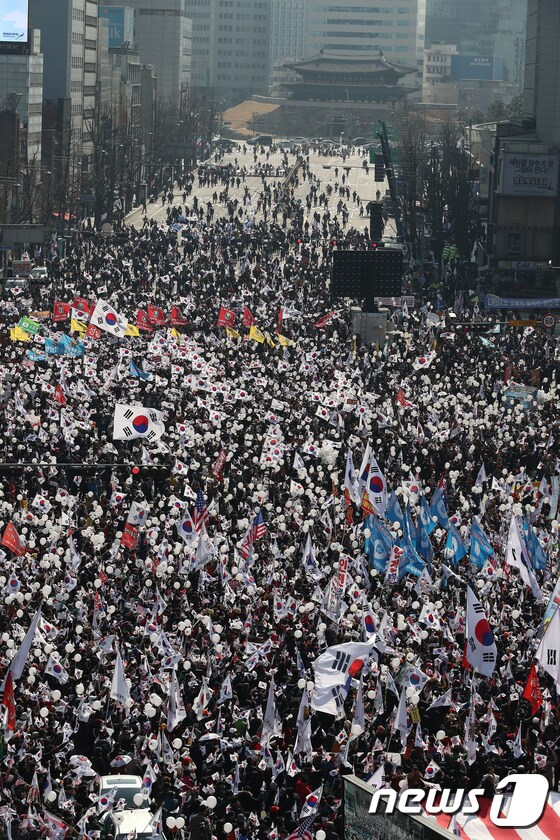 '박 대통령 탄핵 기각 요구' 태극기 집회 인파