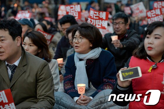 촛불 집회 참석한 안희정 지사 부인 민주원
