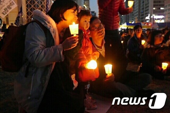 박원순 서울시장이 4일 창원 촛불집회에 참석해 시민들과 사진촬영을 하고 있다. 2017.3.4/ 뉴스1 © News1 이지안 기자