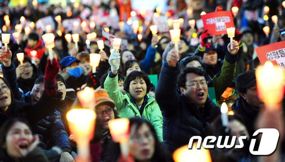 4일 오후 전북 전주시 충경로 사거리에서 열린 제16차 전북도민 총궐기 중 참가자들이 촛불을 들며 구호를 외치고 있다.2017.3.4/뉴스1 © News1 문요한 기자