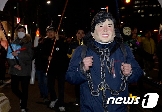 '박 대통령 가면 쓰고 행진'