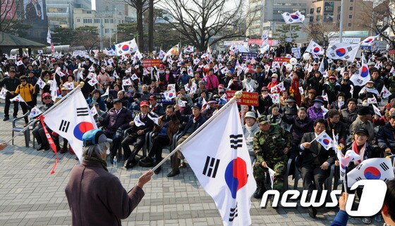 태극기 집회 열리는 청주 상당공원