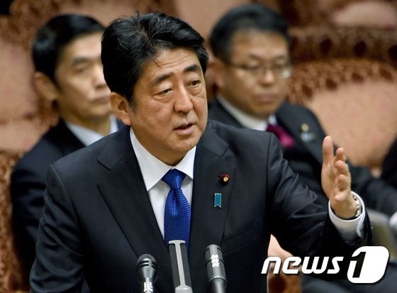 아베 신조 일본 총리가 6일 오전 참의원(상원) 예산위원회에 출석, 발언하고 있다. © AFP=뉴스1