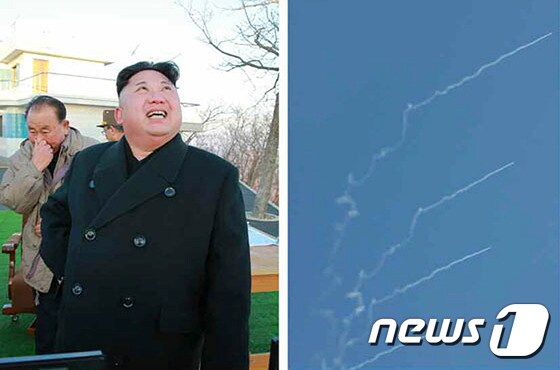 김정은 북한 노동당위원장이 지난 6일 평안북도 동창리 일대에서 탄도미사일 4발을 발사하는 모습을 시찰하고 있다.(노동신문) 2017.3.7/뉴스1