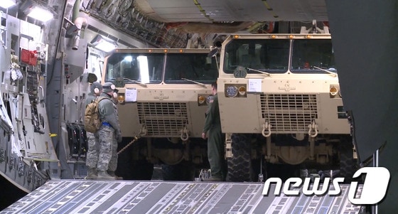한미 양국은 7일 주한미군 사드체계의 일부가 한국에 도착했다고 밝혔다. 6일  미군 수송기 1대에 실려 오산 미공군기지에 도착한 사드 장비.  (오산공군기지 유튜브 캡처) 2017.3.7/뉴스1