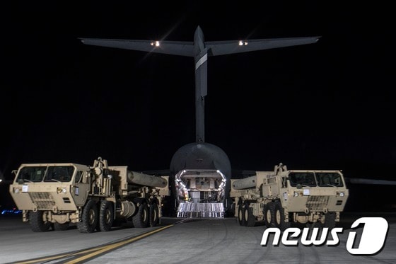 한미 양국은 7일 주한미군 사드(THAAD·고고도미사일방어체계)의 일부가 한국에 도착했다고 밝혔다. 양국은 전날 밤 북한의 탄도미사일 발사 이후 발사대 2기가 포함된 사드 일부 포대가 미군 수송기 1대를 통해 오산 미 공군기지에 도착했다고 설명했다. 주한미군이 오산 미군기지에 도착한 사드를 수송기에서 이동하고 있다. (주한미군 제공) 2017.3.7/뉴스1