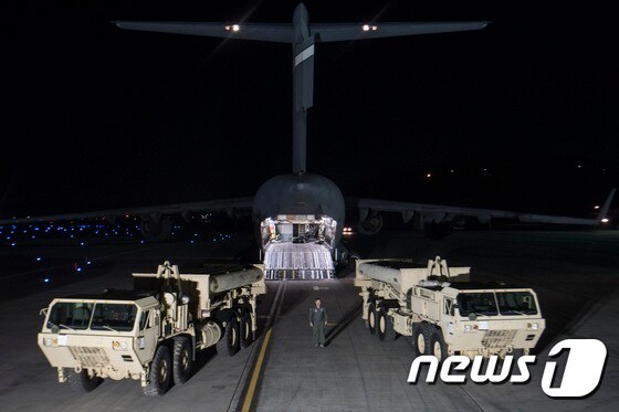 주한미군이 7일 오산 미군기지에 도착한 사드를 수송기에서 이동하고 있다. (주한미군 제공) 2017.3.7/뉴스1