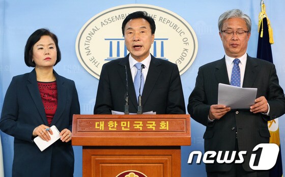 국민의당 대선주자인 손학규 후보(가운데), 왼쪽은 김유정 대변인. 2017.3.7/뉴스1 © News1 송원영 기자