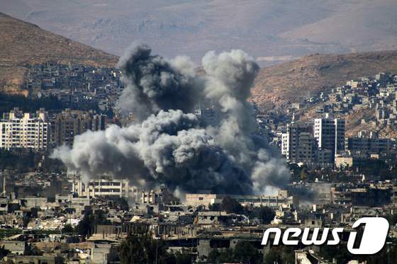 지난 3월 시리아 수도 다마스쿠스 동쪽 반군 장악 지역에 시리아 군의 공습으로 검은 연기가 치솟아 오르고 있다. © AFP=뉴스1 
