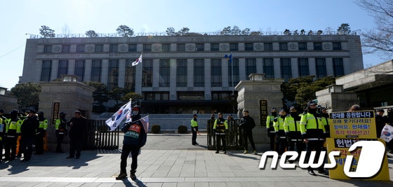 7일 서울 종로구 헌법재판소 앞에서 박근혜 대통령 탄핵 찬성, 반대 1인 시위자가 각각 서 있다./뉴스1 © News1 안은나 기자
