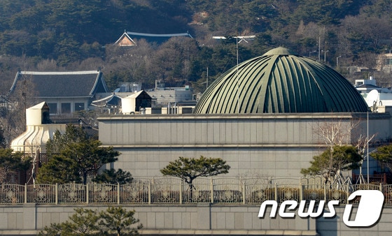 서울 종로구 헌법재판소 너머로 청와대가 보이고 있다.  © News1 안은나 기자
