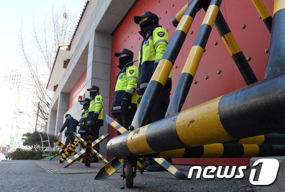 주한중국대사관 앞에서 경찰들이 경계근무를 서고 있다./뉴스1 © News1 이재명 기자