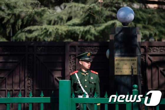 중국 베이징 소재 북한 대사관 앞에 중국 공안이 경비를 서고 있다. © AFP=뉴스1 © News1 최종일 기자