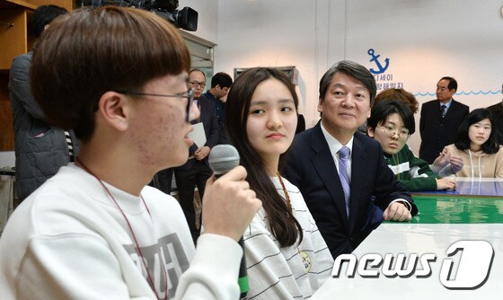 안철수 국민의당 전 대표가 서울 영등포구 하자센터 내 오디세이 학교를 방문해 학생들의 이야기를 경청하고 있다./뉴스1 © News1 이재명 기자