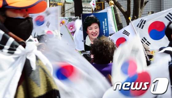 '태극기 속 박근혜 대통령'