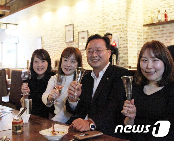 김창범 한화케미칼 사장과 직원들 © News1