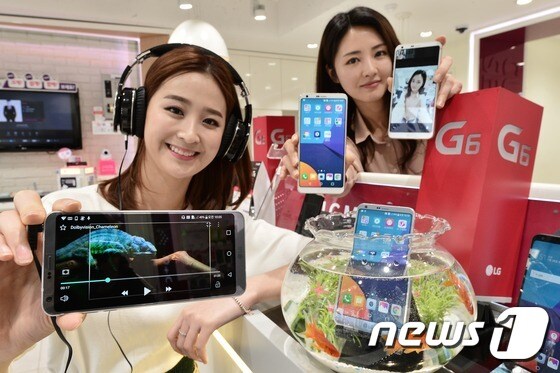 지난 10일 국내에 출시된 LG전자의 차기 전략 스마트폰 'G6'/뉴스1 © News1