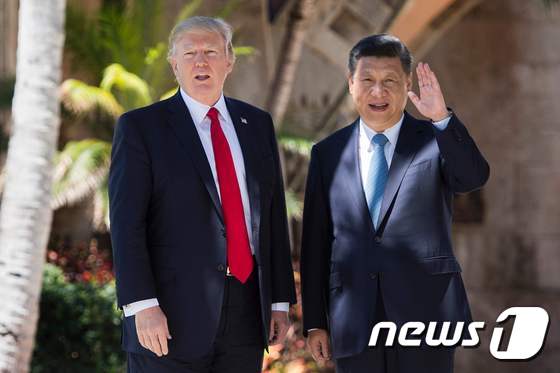 6~7일, 미국 플로리다 마라라고 리조트에서 도널드 트럼프 미국 대통령과 시진핑 중국 주석이 미·중 정상회담을 가졌다.  © AFP=뉴스1
