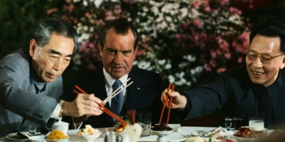 그 유명한 핑퐁외교의 한 장면. 저우언라이가 리처드 닉슨 미국 대통령과 만찬을 하고 있다 - 중국 공산당 웹사이트 갈무리