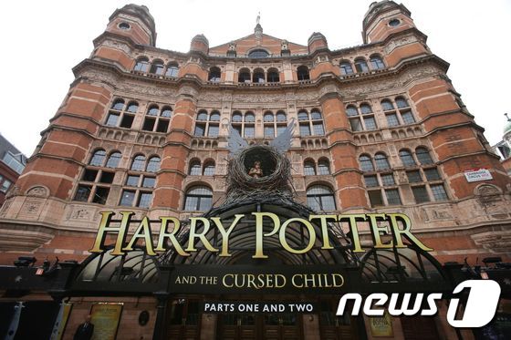 The entrance to the Palace Theatre is seen ahead of the premiere of the Harry Potter and the Cursed Child stage play in London on July 30, 2016. / AFP PHOTO / Daniel Leal-Olivas © AFP=뉴스1