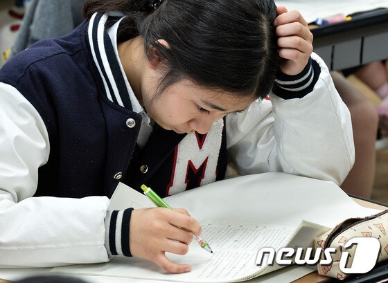 4월 전국연합학력평가에서 시험을 보고 있는 고3 학생. /뉴스1 © News1 이재명 기자