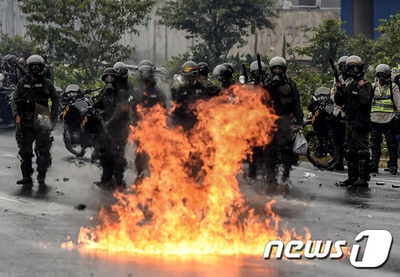 13일(현지시간) 베네수엘라 수도 카라카스에서 반정부 시위를 진압하는 경찰의 모습. © AFP=뉴스1