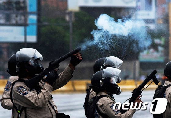 13일(현지시간) 베네수엘라 카라카스에서 경찰이 반정부 시위를 진압하는 모습. © AFP=뉴스1