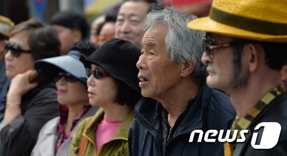 18일 대전 동구 중앙시장 앞에서 열린 모 정당 선거유세에서 시민들이 선거유세를 지켜보고 있다. 2017.4.18/뉴스1 © News1 주기철 기자