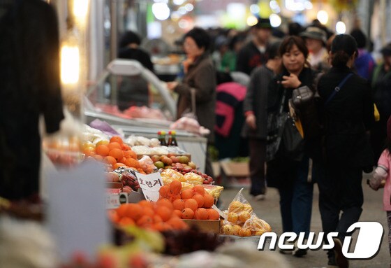 서울의 한 전통시장에서 소비자들이 장을 보고 있다. 2017.4.19/뉴스1 © News1 오대일 기자