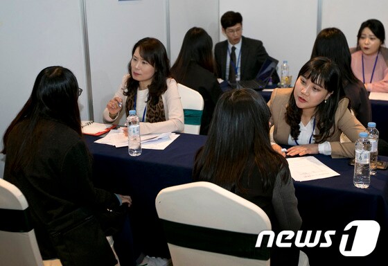 강원 정선 폐광지역 학생들이 지난 4월    강원랜드 컨벤션호텔에서 진로상담을 받고 있다. (뉴스1 DB) © News1 하중천 기자