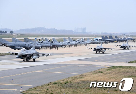 지난해 4월20일 전라북도 군산기지에서 한미 공군의 연합작전 수행능력 향상을 위한 대규모 항공전역 훈련인 '2017 맥스선더(Max Thunder)' 훈련에 참가 중인 미국 F-16 전투기들이 이륙하고 있다. (공군 제공) /뉴스1