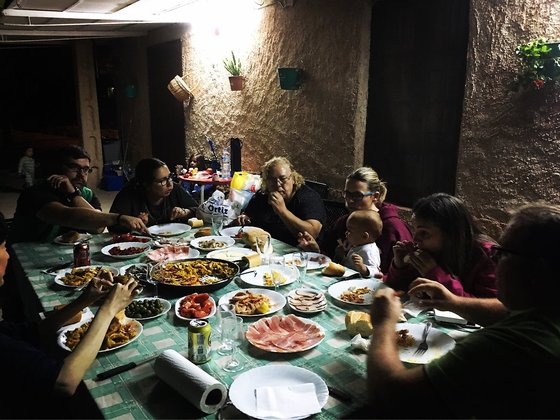 라만차 포도 농가의 농부 호세의 저녁식사. 밥 요리 파에야를 중심으로 알마가 지, 감 바이스, 하몽 등이 한 상에 같이 오른다. © News1