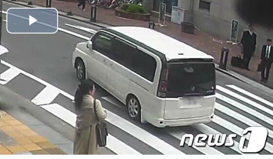 일본 규슈(九州) 후쿠오카(福岡)에서 20일 거액 돈가방을 빼앗고 달아다는 강도를 태운 흰색 차량[출처=아사히]© News1