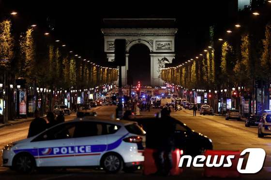 파리 샹젤리제 거리에서 총격 사건이 발생한 직후 경찰이 이곳을 봉쇄하고 있다. © AFP=뉴스1