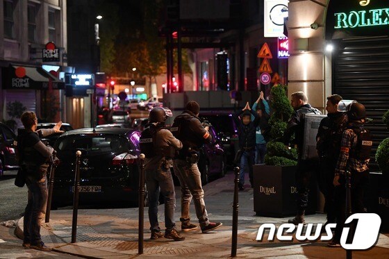 총격 사건이 발생한 파리샹젤리제 거리에서 경찰이 행인들을 통제하고 있다. © AFP=뉴스1