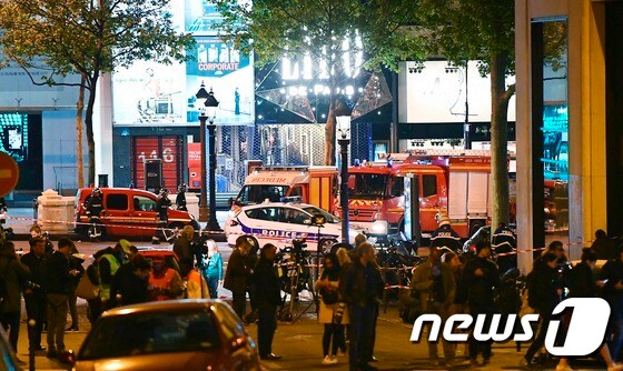 20일(현지시간) 프랑스 파리 샹젤리제에서 총격테러가 발생해 1명이 숨지고 3명이 다쳤다. 경찰이 현장을 봉쇄하고 시민들을 대피시키고 있다. © AFP=뉴스1