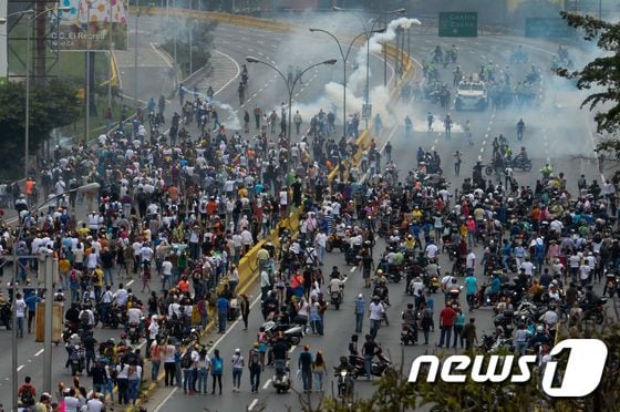 [사진] “시가전 방불” 베네수엘라 반정부 시위