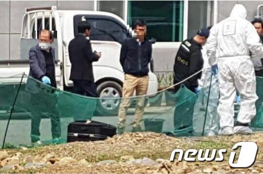 21일 대전 중구 사정동의 한 공터에서 여성으로 추정되는 사체가 담기 여행 가방이 발견됐다.(SNS 캡쳐)© News1