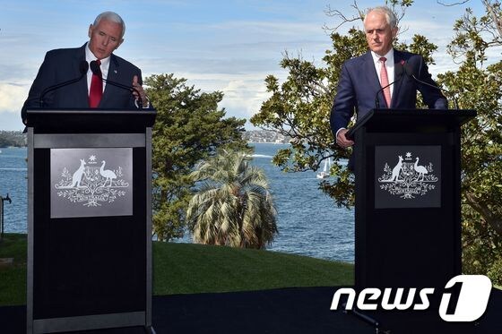 마이크 펜스 미국 부통령(왼쪽)과 말콤 턴불 호주 총리. © AFP=뉴스1