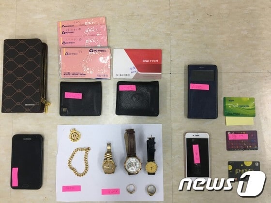 택시기사 거주지에서 발견된 타인의 지갑과 카드들.(부산지방경찰청 제공)© News1