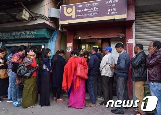 현금을 찾기 위해 ATM기 앞에 길게 줄을 선 인도 마니푸르 시민들. © AFP=뉴스1