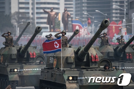 북한군 탱크가 지난 15일 김일성 탄생 105년을 기념하기 위한 열병식에 등장하고 있다. © AFP=뉴스1