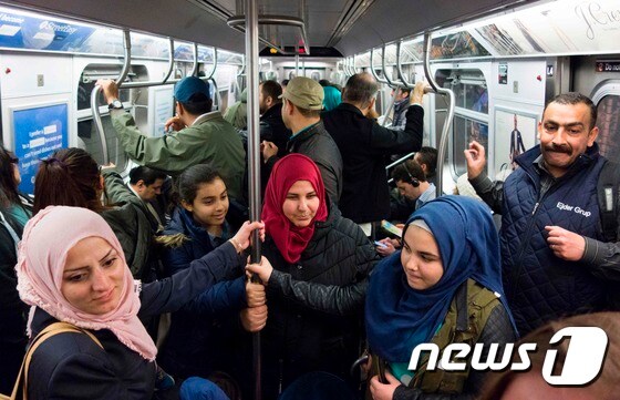 [사진]뉴욕 지하철 탄 시리아, 이라크 난민 가족