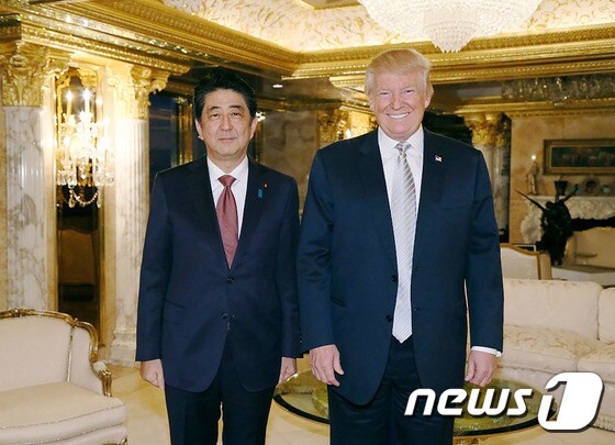 지난해 11월 미국 대선 직후 만난 도널드 트럼프 대통령(오른쪽)과 아베 신조 일본 총리. © AFP=뉴스1